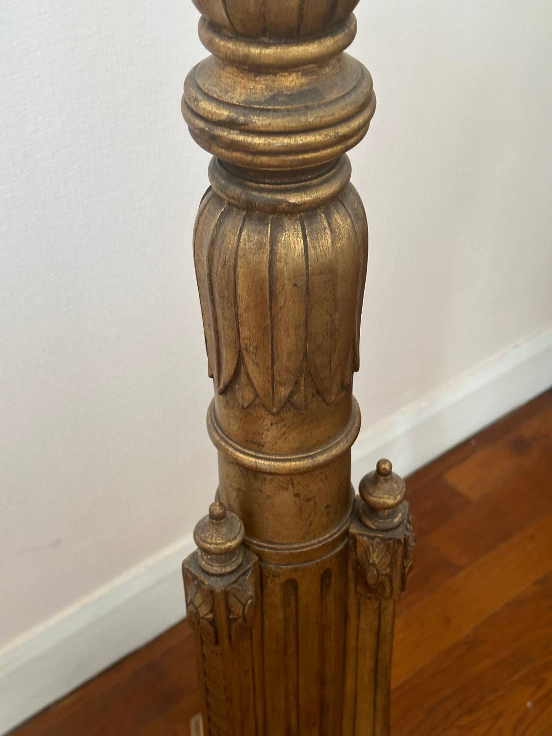 Lampadaire en bois doré Style Louis XVI