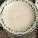 10 plates, a tureen, a fruit cup