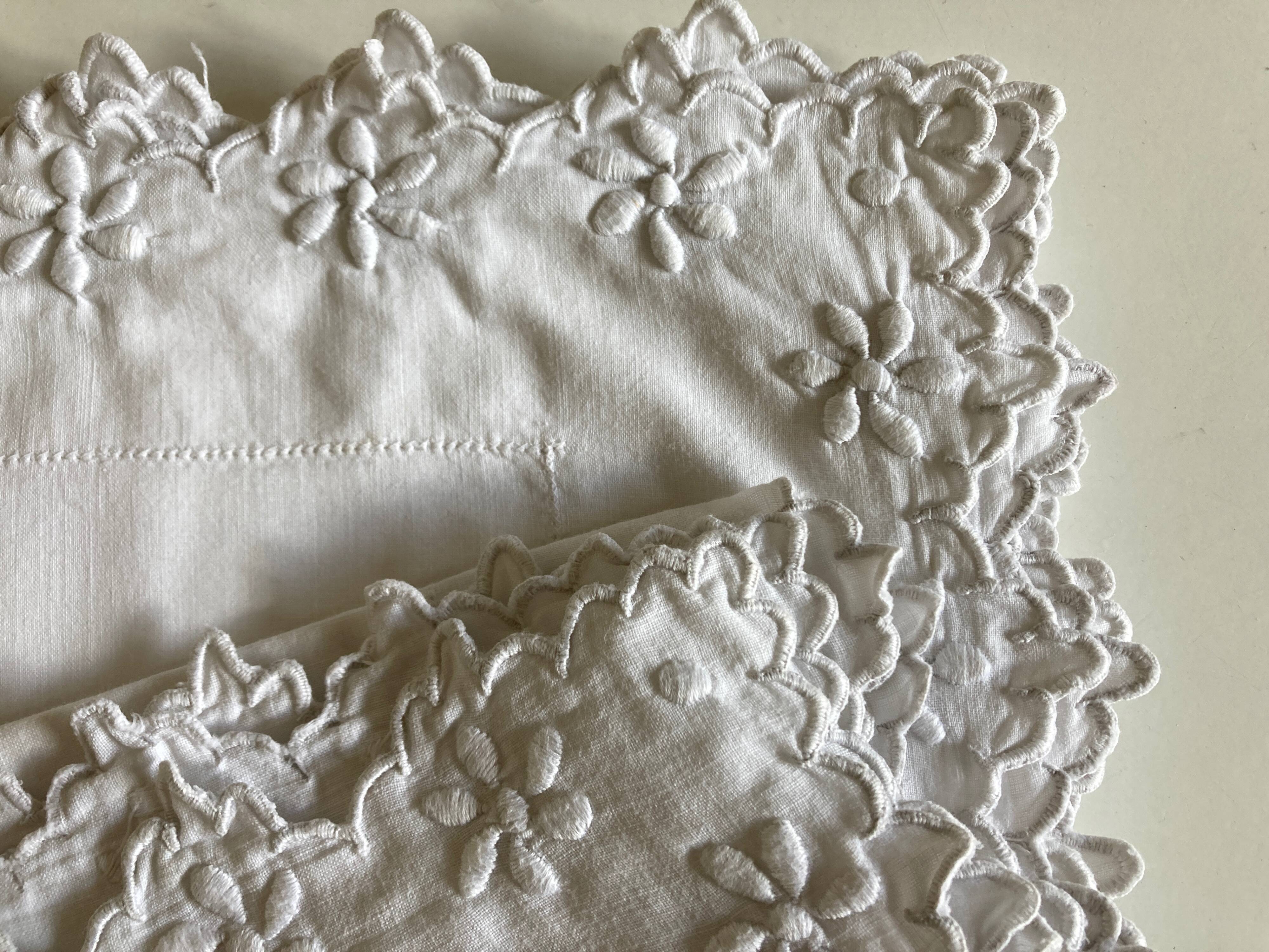 Pair of percale pillowcases embroidered festoons and daisies 1960