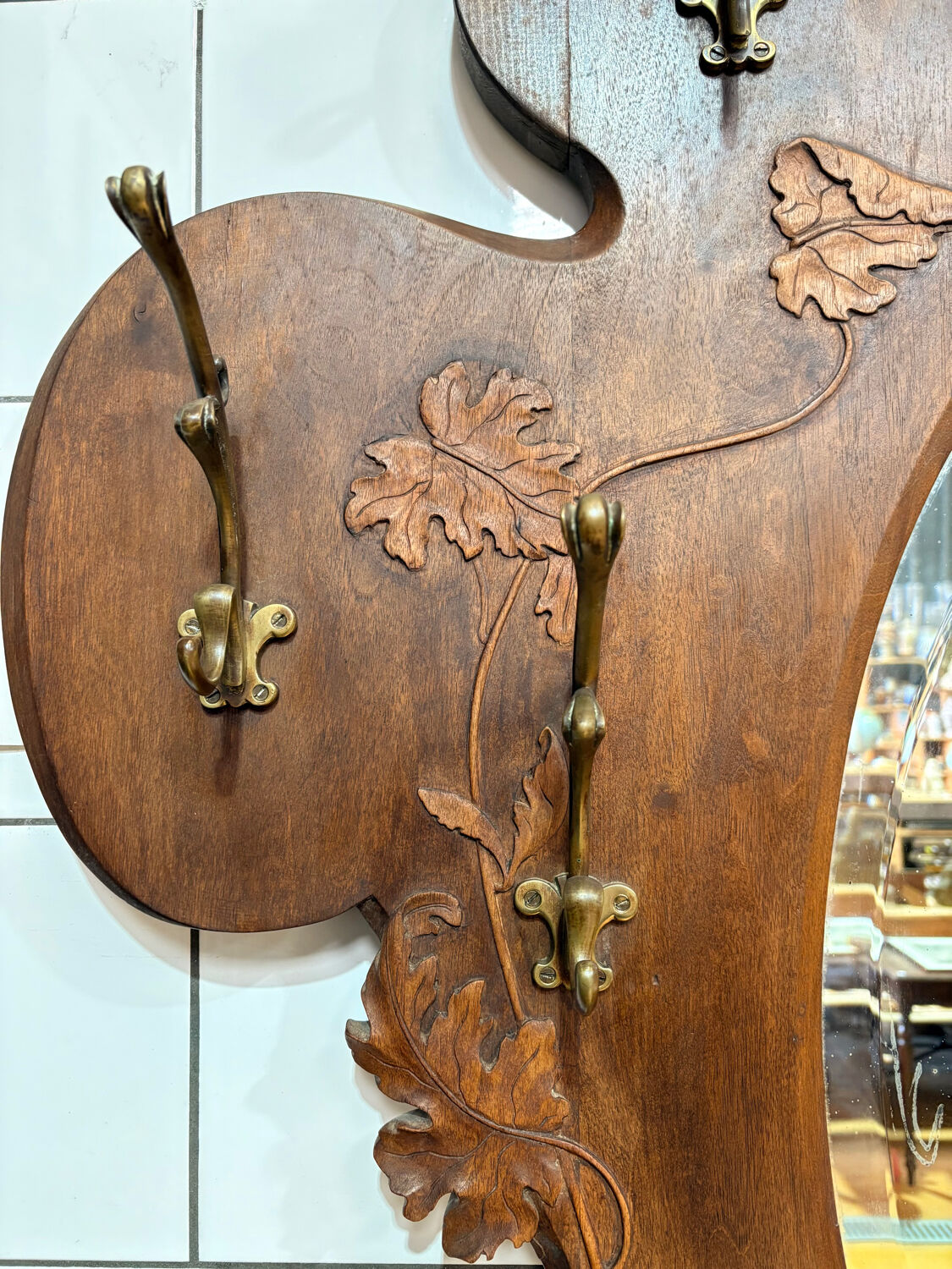 Grand porte-manteau Art Nouveau en bois sculpté – vers 1900