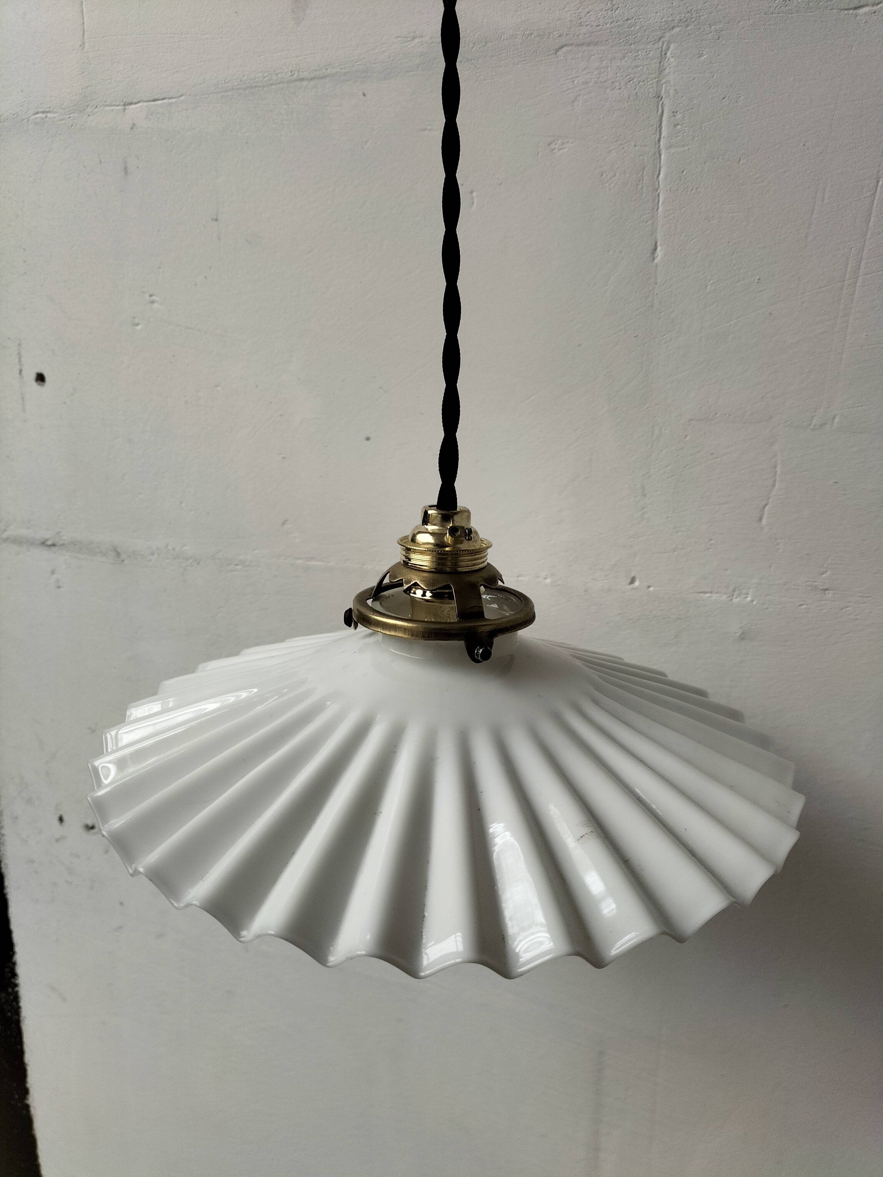 Opaline suspension with ceiling light