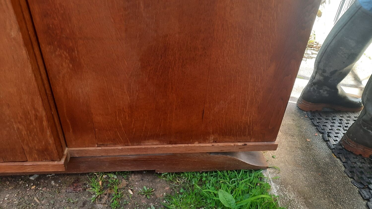 Asymmetrical cabinet