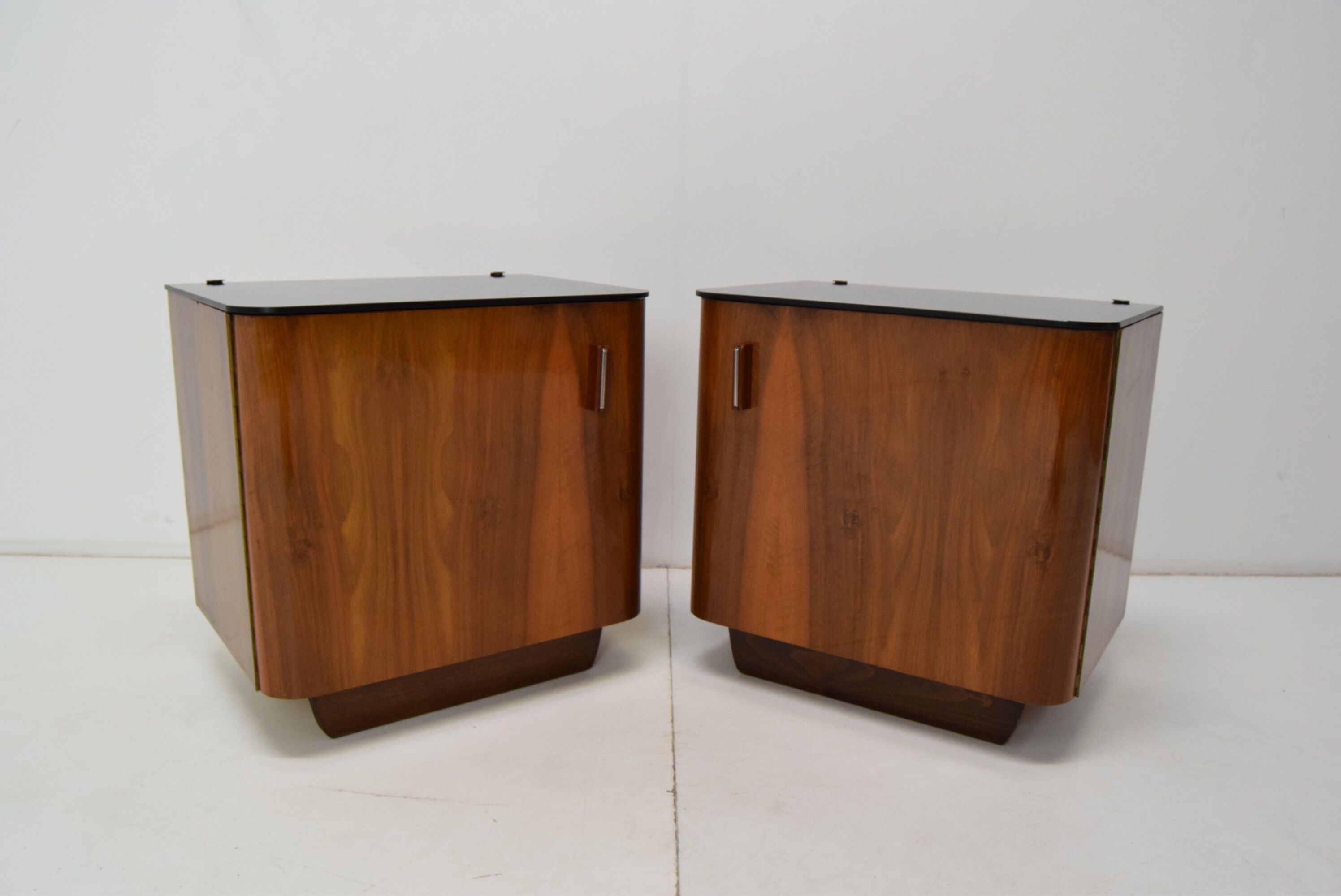 Paire de tables de nuit conçues par Jindrich Halabala, années 1950.