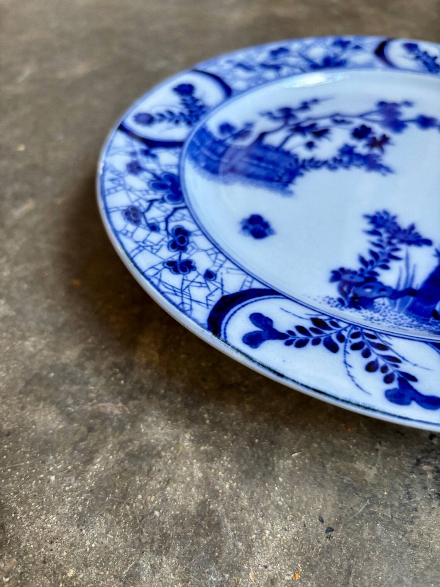 Assiette à gâteau Creil et Montereau en faïence bleue, service "Japon" vers 1895