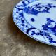 Assiette à gâteau Creil et Montereau en faïence bleue, service "Japon" vers 1895