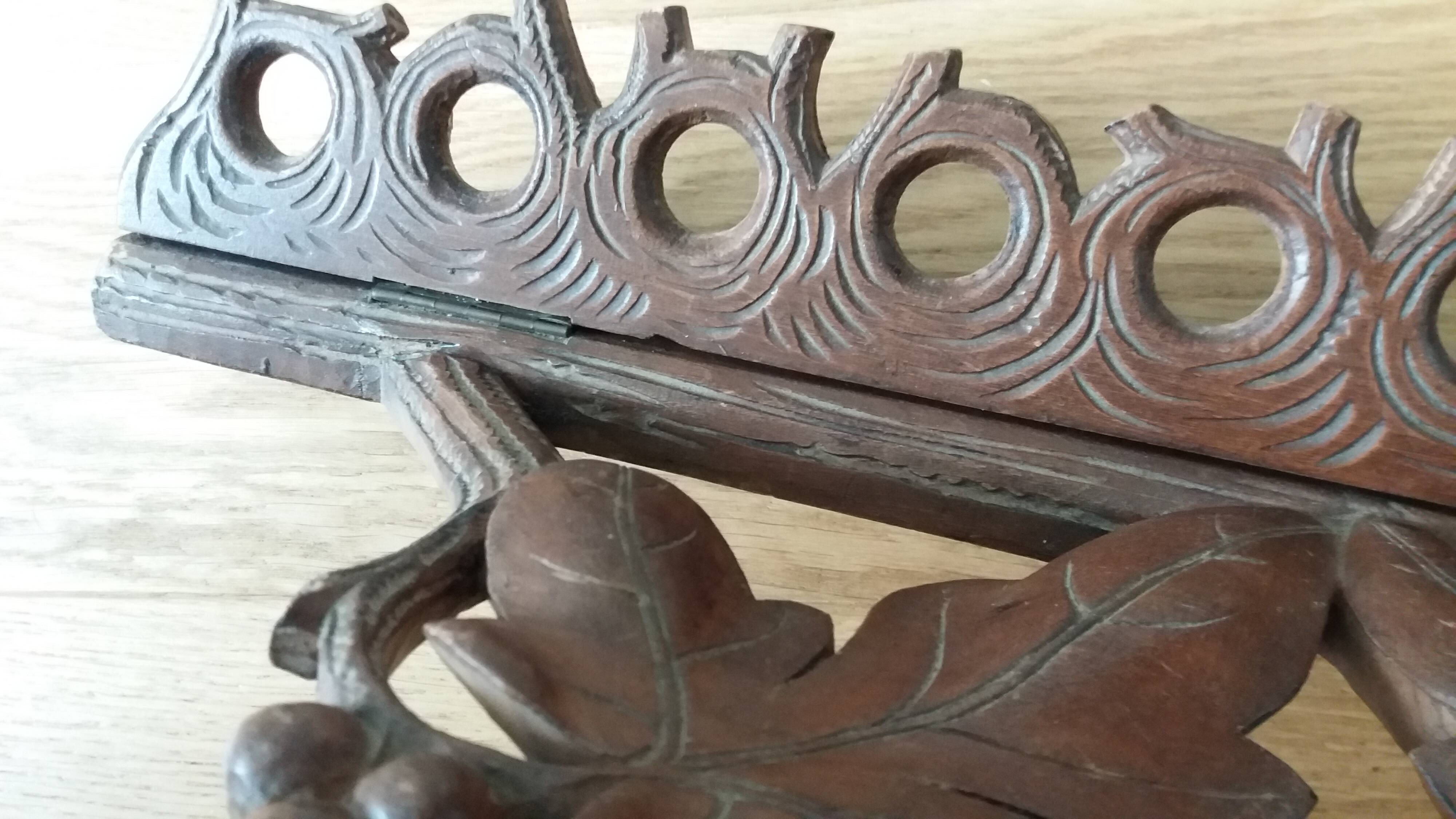 Porte pipes en bois sculpté