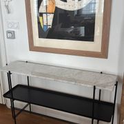 GUBI Console en marbre noir et blanc