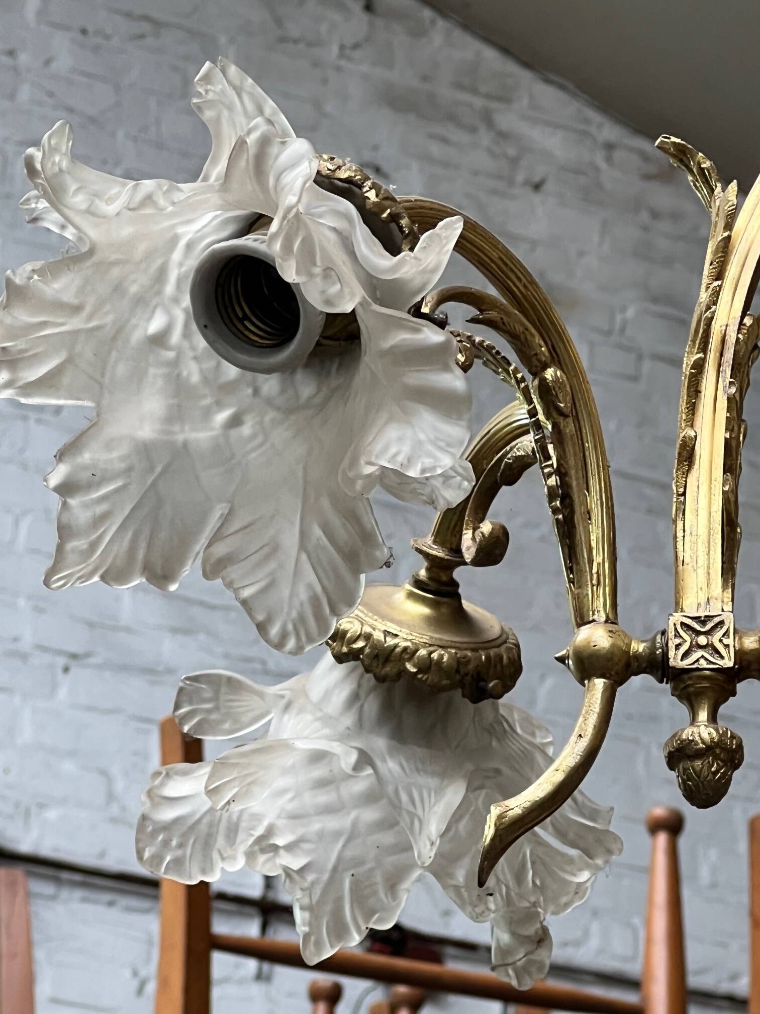 Chandelier with ram's heads. Louis XVI. Gilded bronze. Crystal.