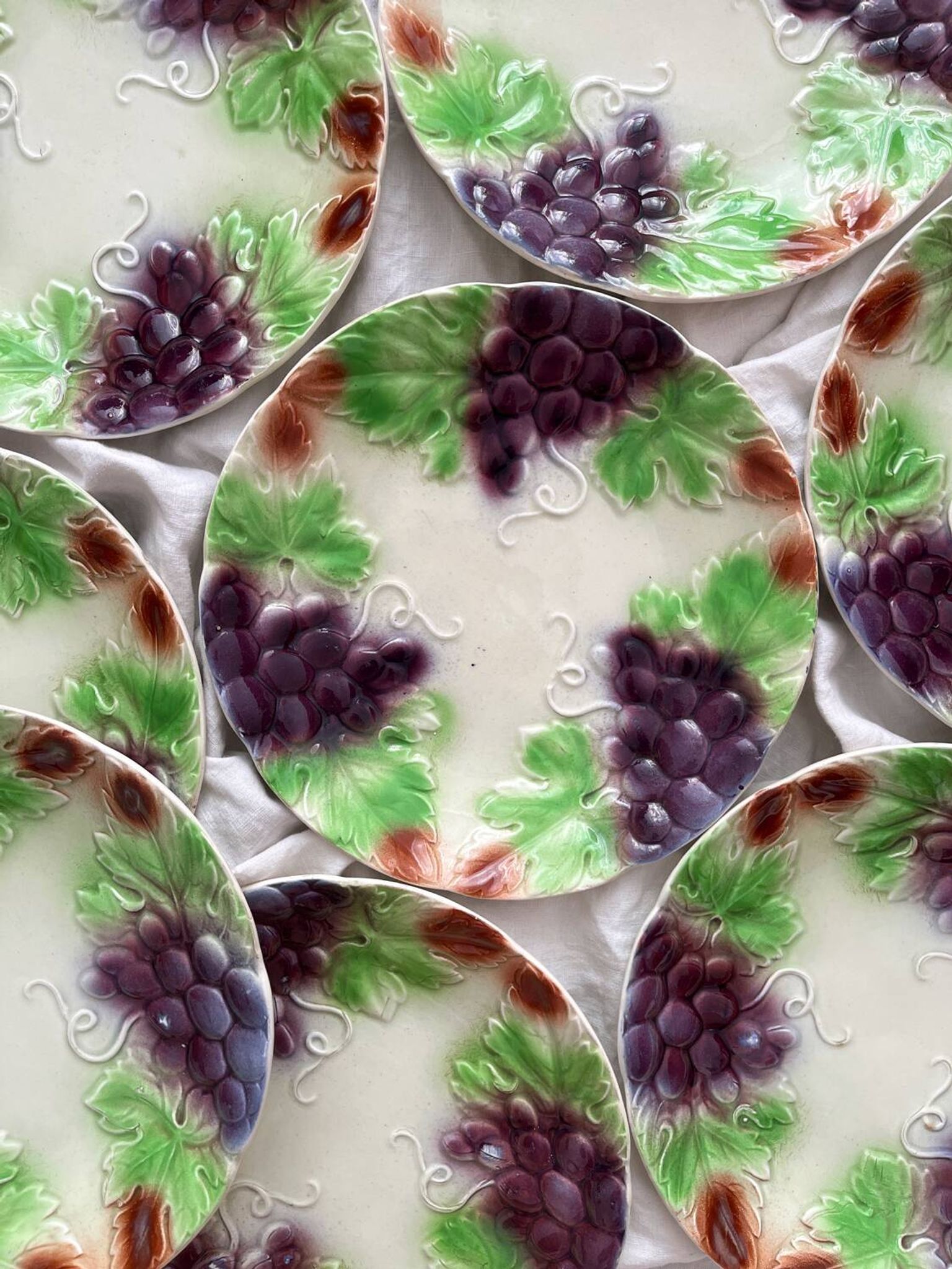 8 assiettes à dessert anciennes faïence en barbotine raisins