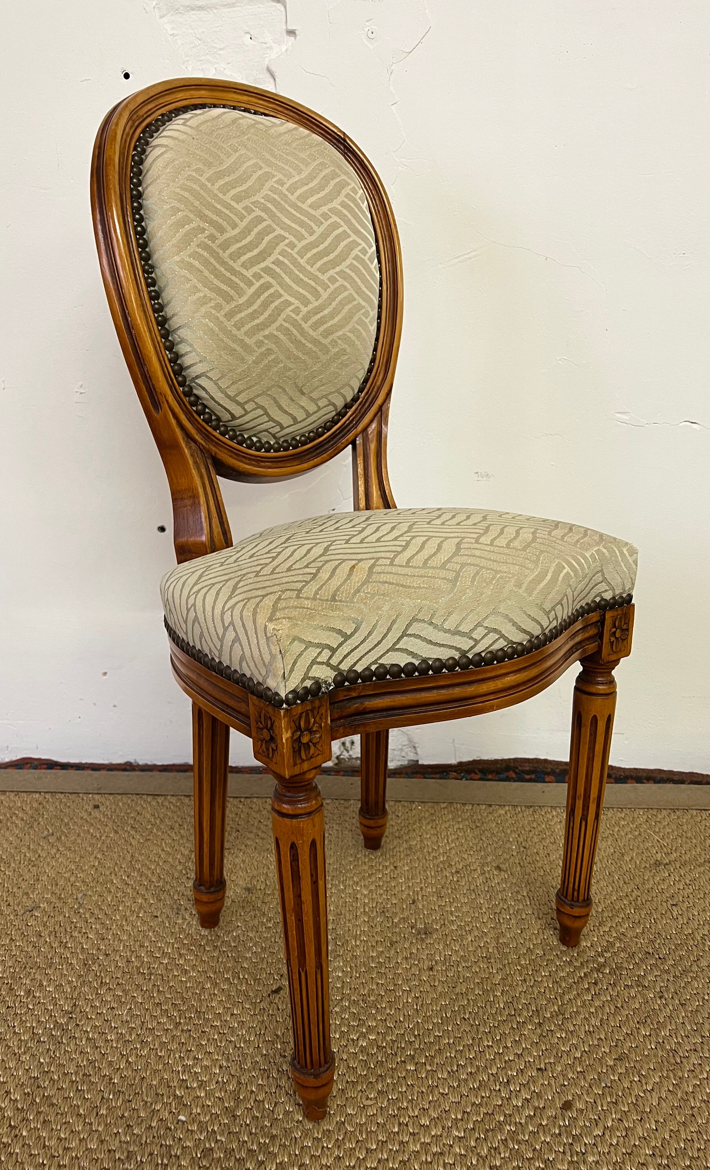 Chaise médaillon de style louis xvi