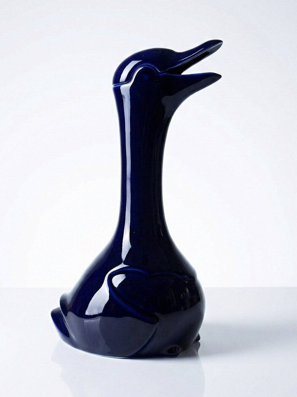 Fine white porcelain carafe from Limoges, model after Sandoz Haviland.