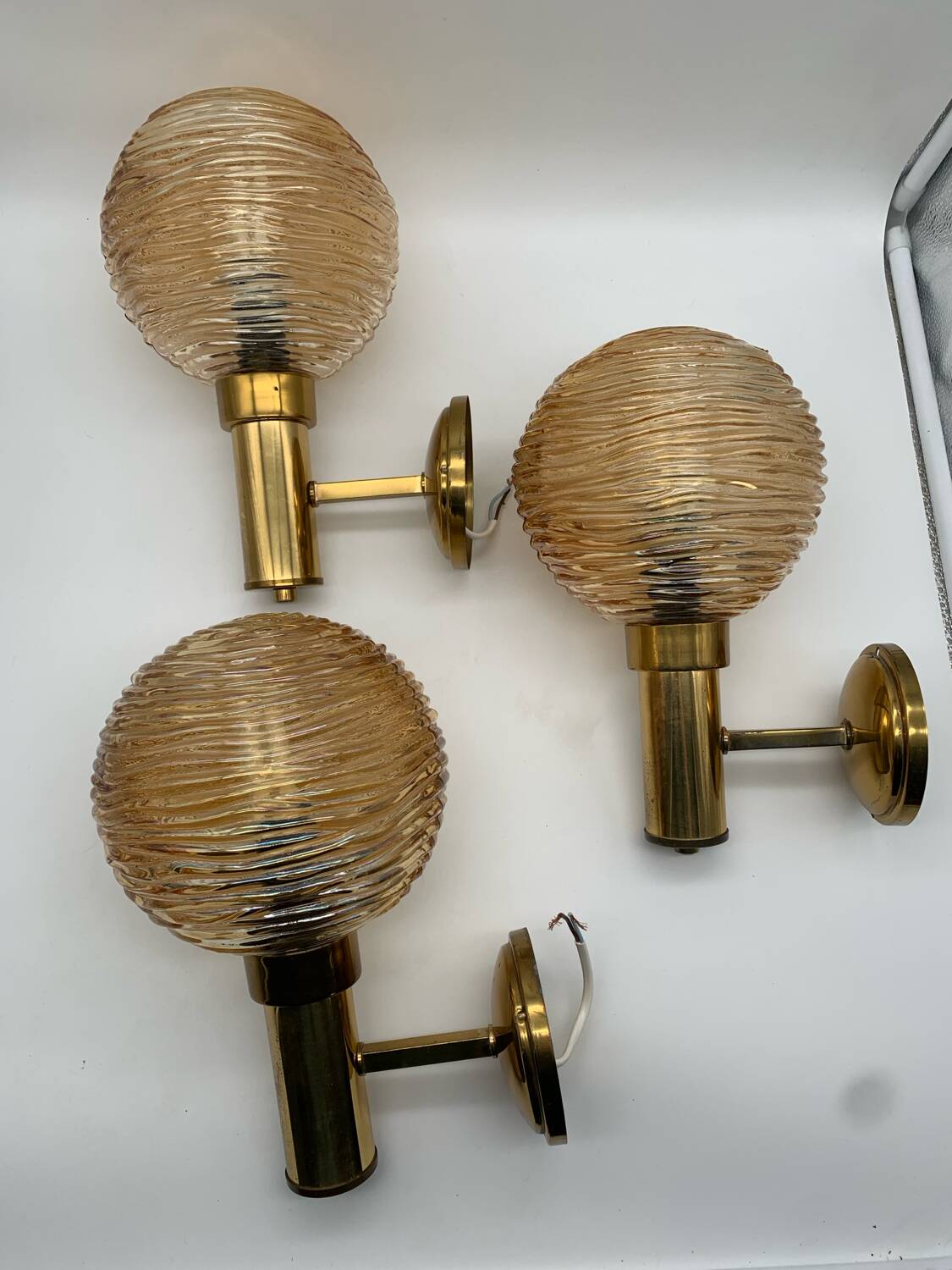 Set de 3 appliques murales globe en verre et métal doré