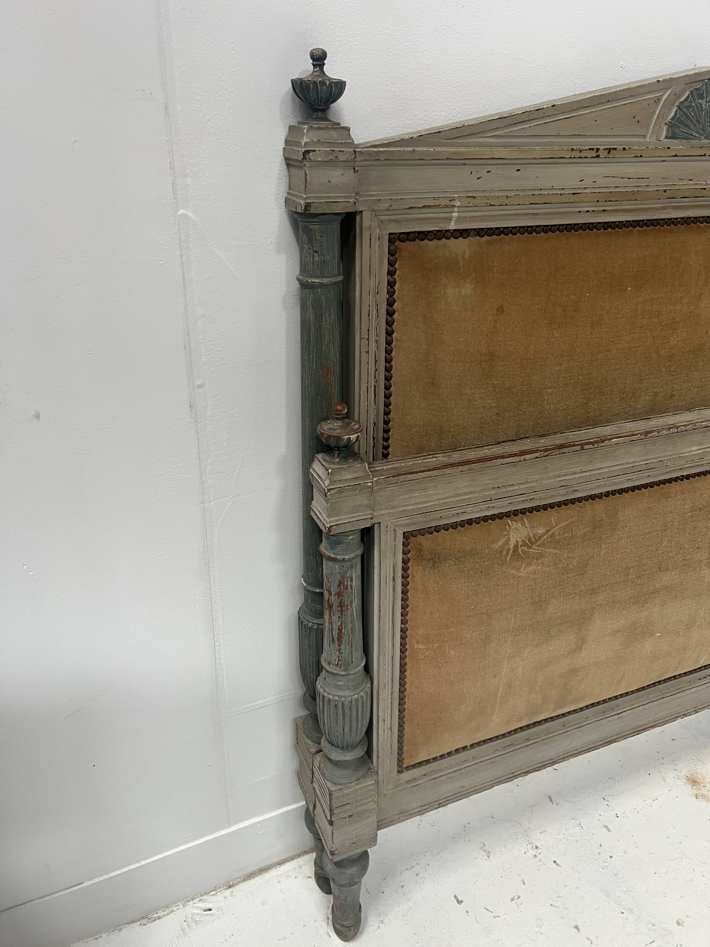 Paire de lits de style Directoire en hetre rechampi XX siècle
