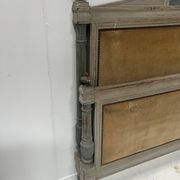 Paire de lits de style Directoire en hetre rechampi XX siècle