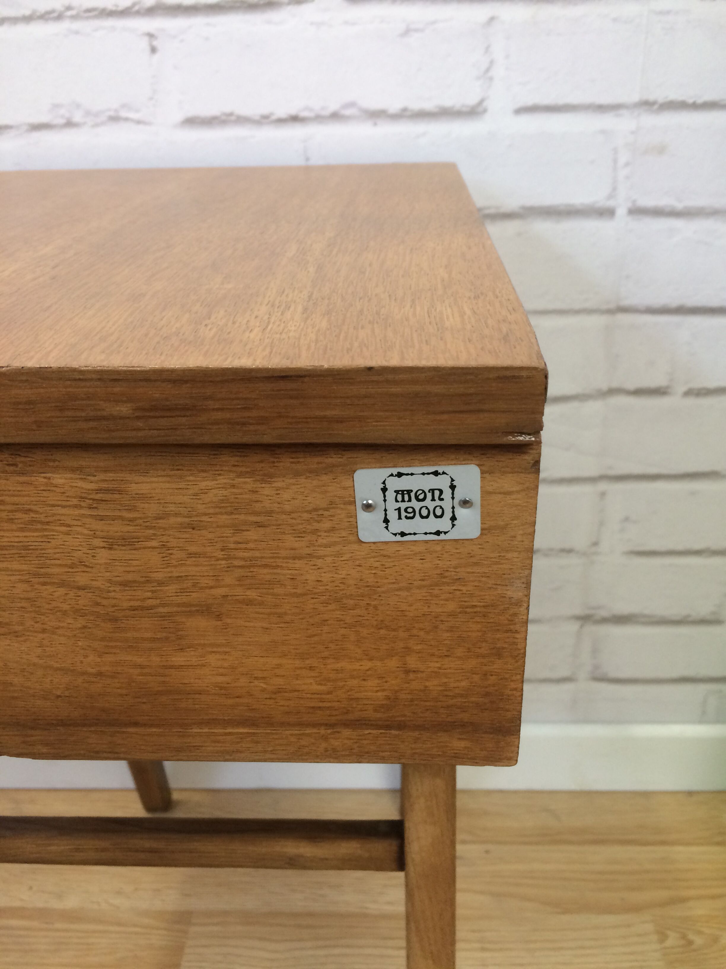 Night table feet compass