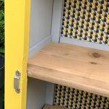 Armoire parisienne bonnetière ancienne jaune poudré.