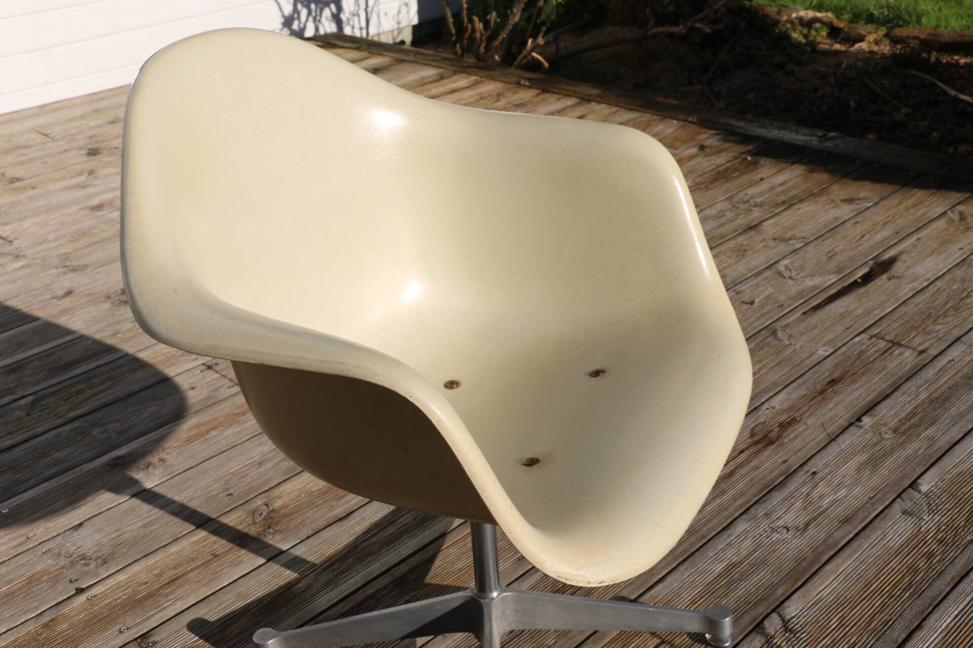 Herman Miller EAMES white shell armchair
