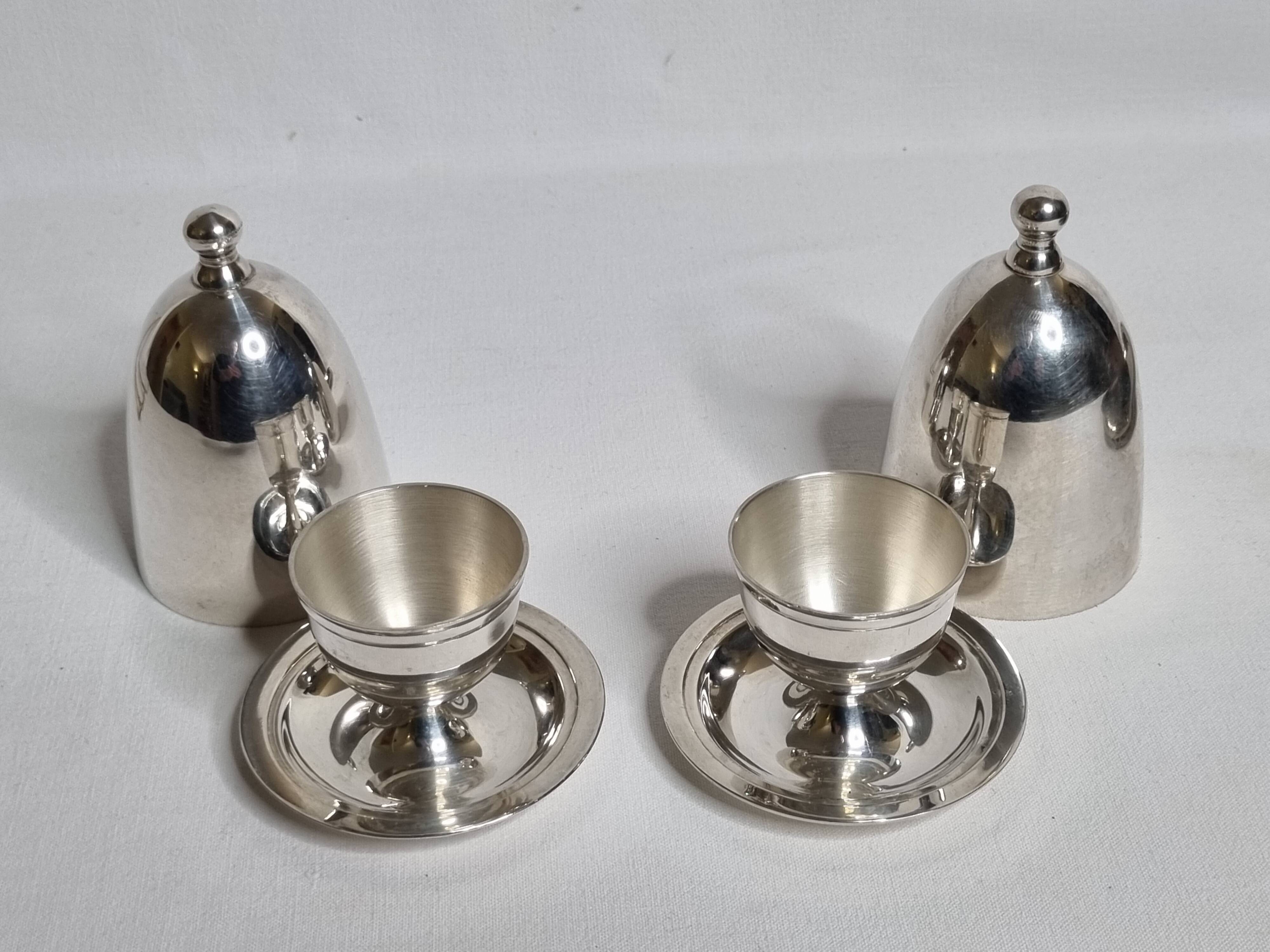 Deux coquetiers sous cloche en métal argenté avec plateau de présentation "Gombault", 28 cm