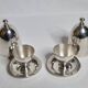 Deux coquetiers sous cloche en métal argenté avec plateau de présentation "Gombault", 28 cm