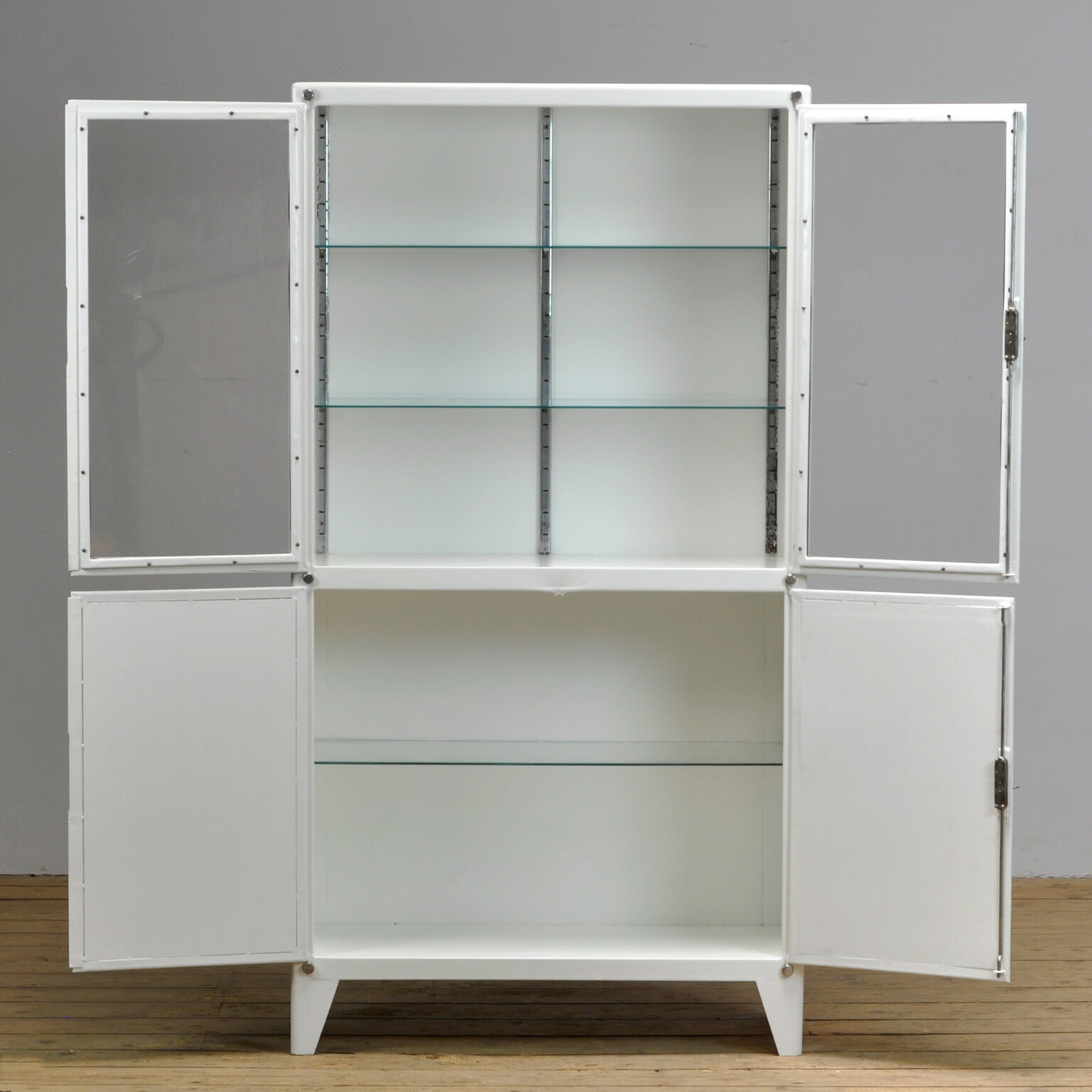 Vitrine médicale de fer de Kovona, années 1950