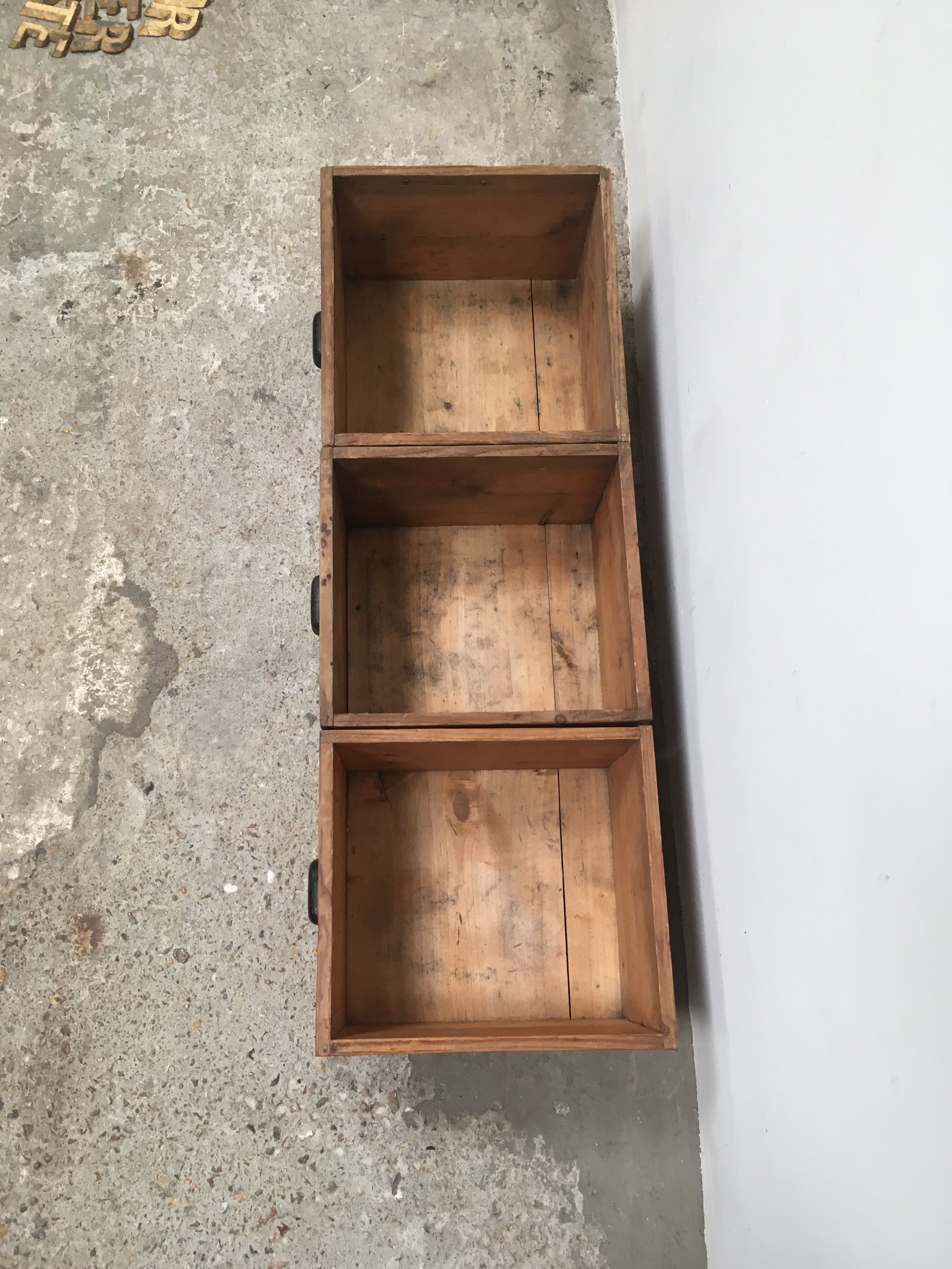 Batch of 3 wooden crates with handles