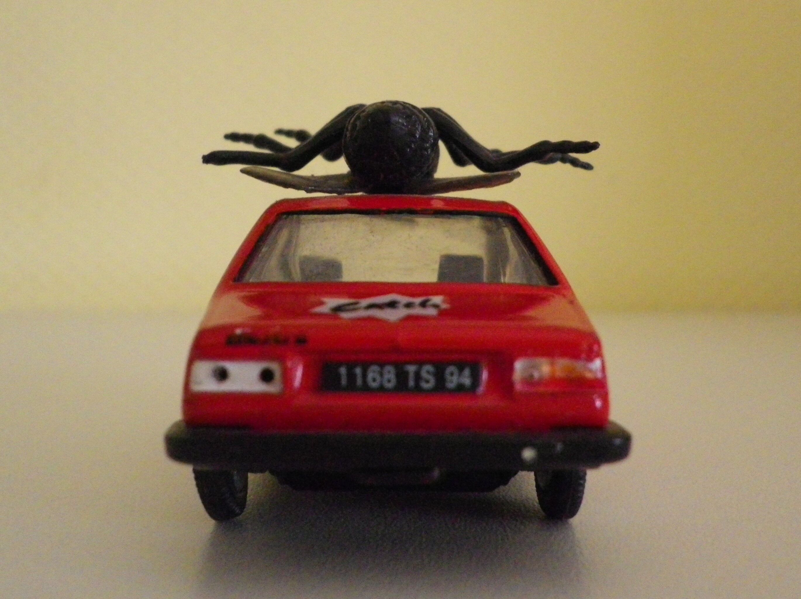Renault 18 Norev 1/43 avec publicité "Catch" métal