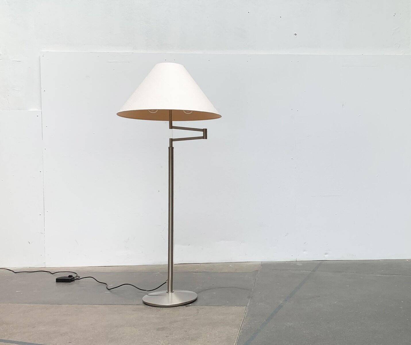 Adjustable floor lamp