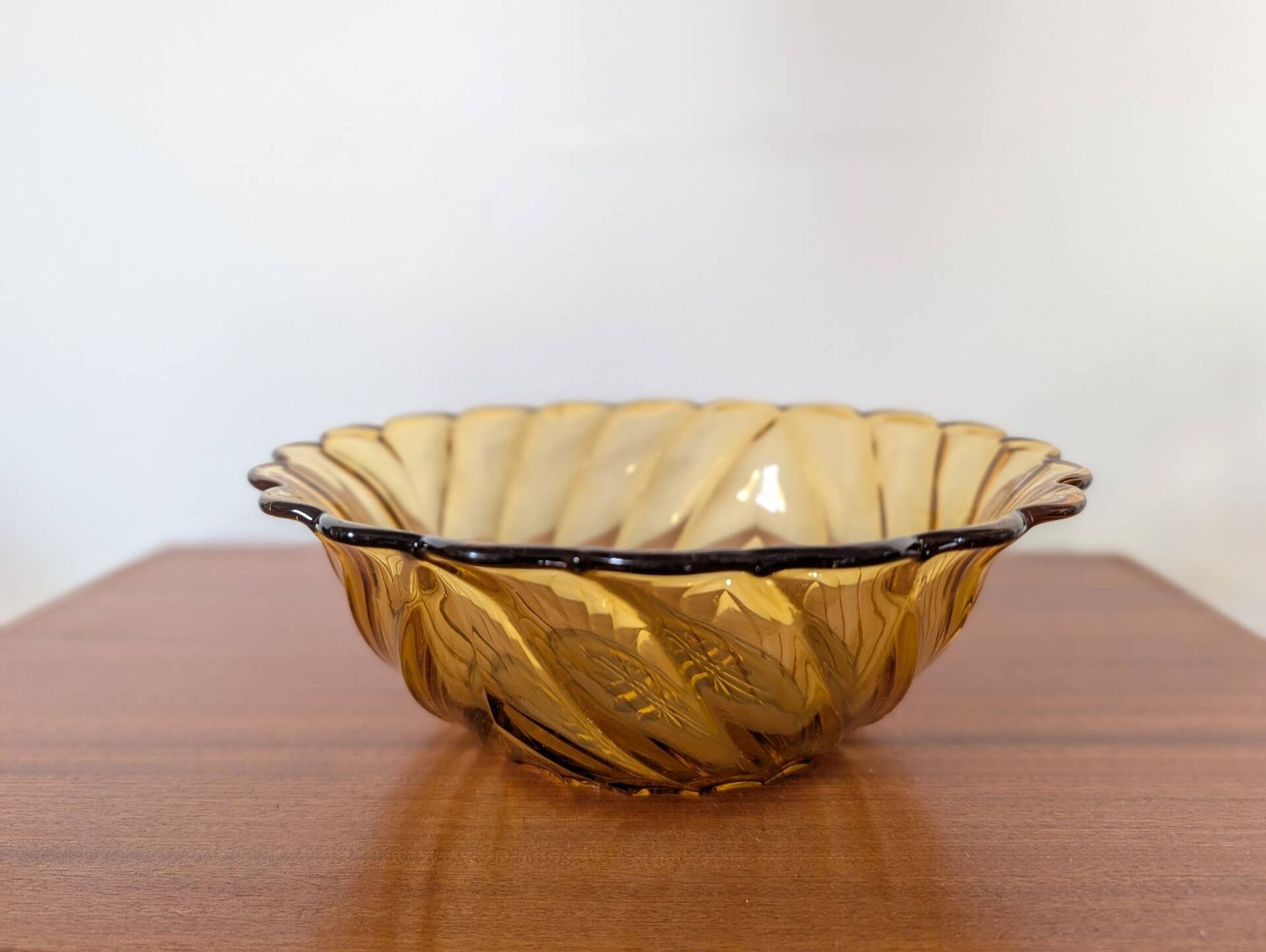 Coupe en verre ambré floral – années 1960-1970