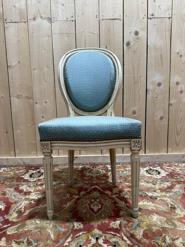 Suite de 6 chaises médaillons de style Louis XVI rechampi