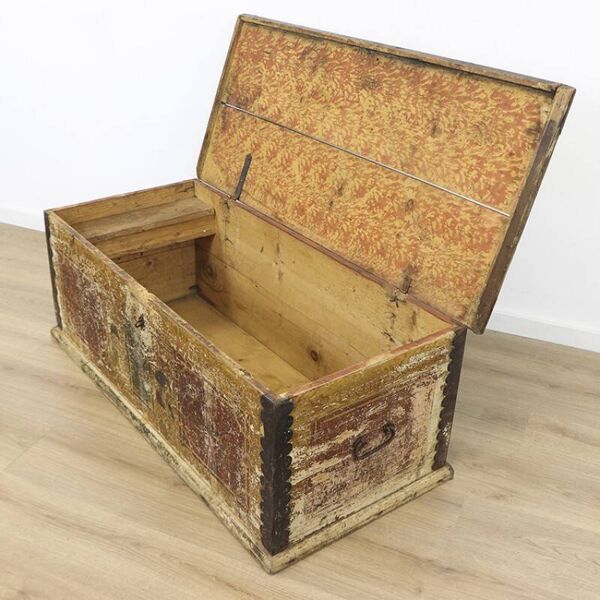 Coffre de mariée en folk art peint antique