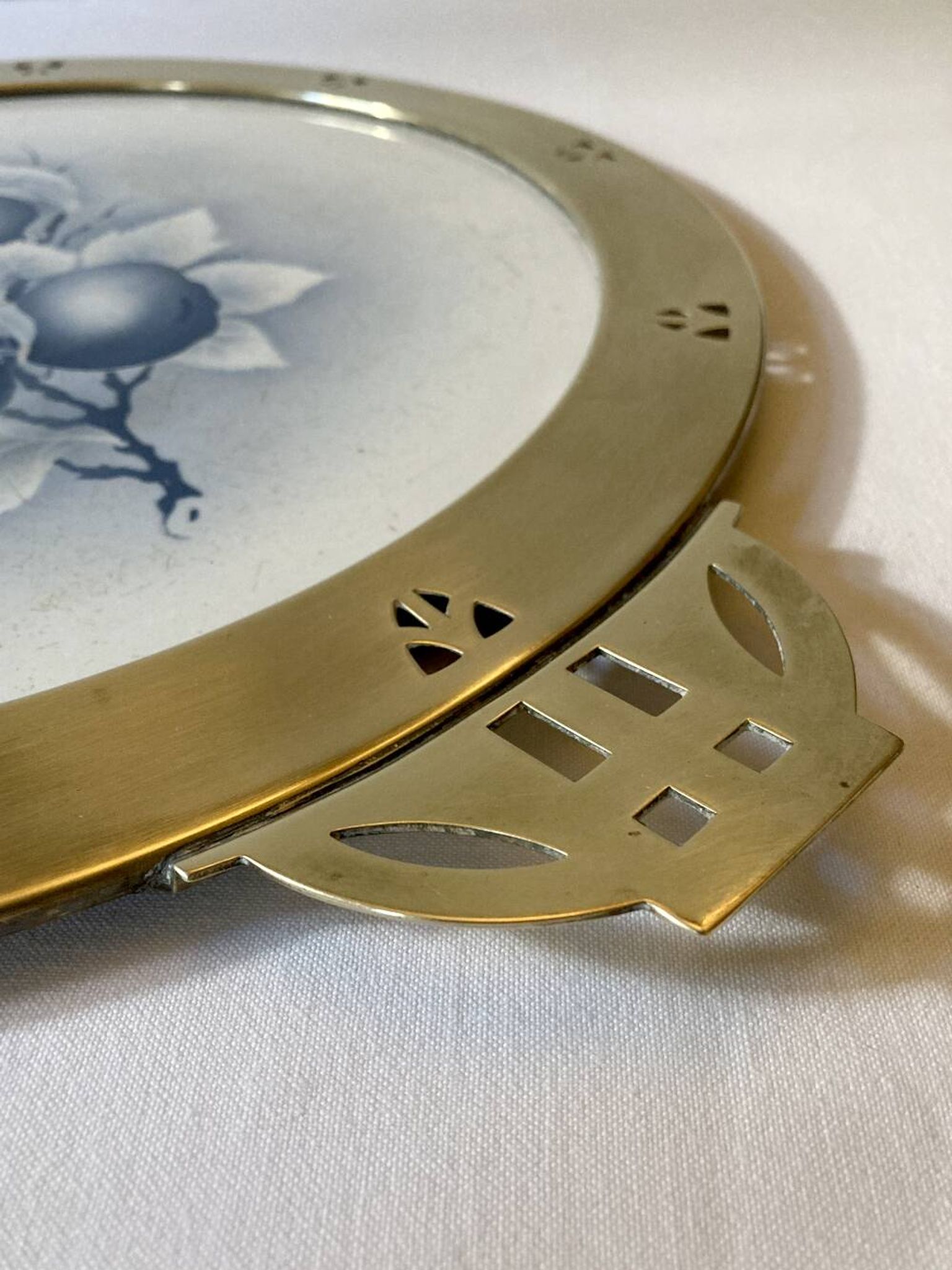 Art Nouveau plate in earthenware with a brass frame