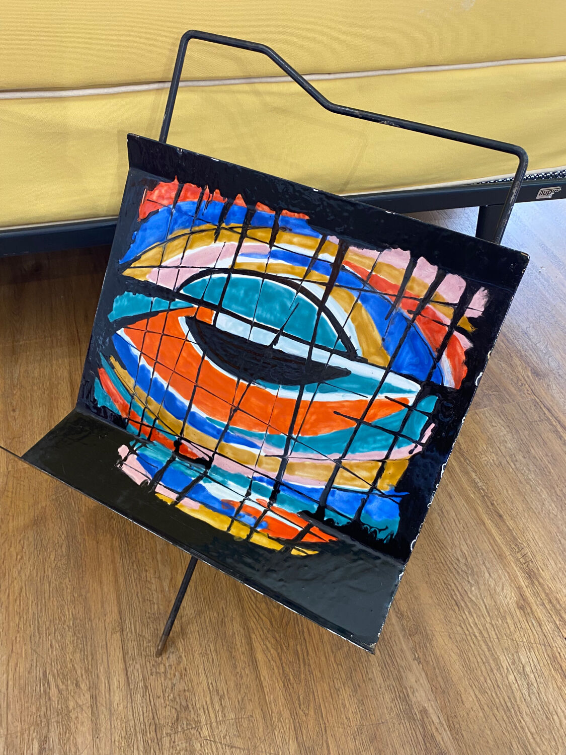 Enamelled magazine rack