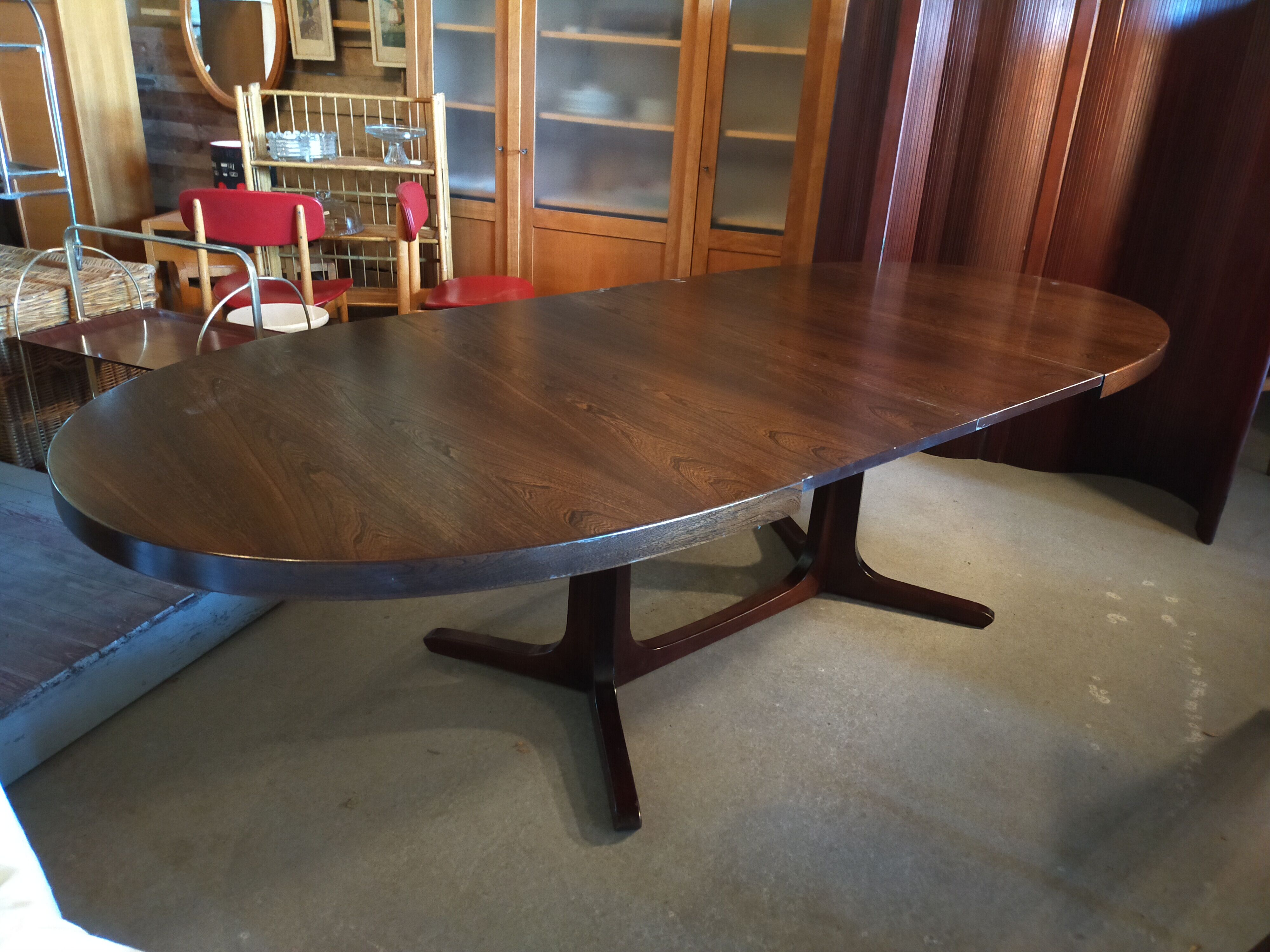 Baumann oval table
