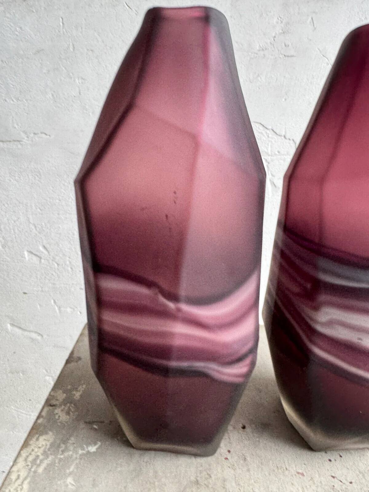 Ensemble de vases en verre améthyste et blanc à motifs tourbillonnants — Paire de vases géométriques à facettes en verre moderne
