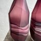 Ensemble de vases en verre améthyste et blanc à motifs tourbillonnants — Paire de vases géométriques à facettes en verre moderne