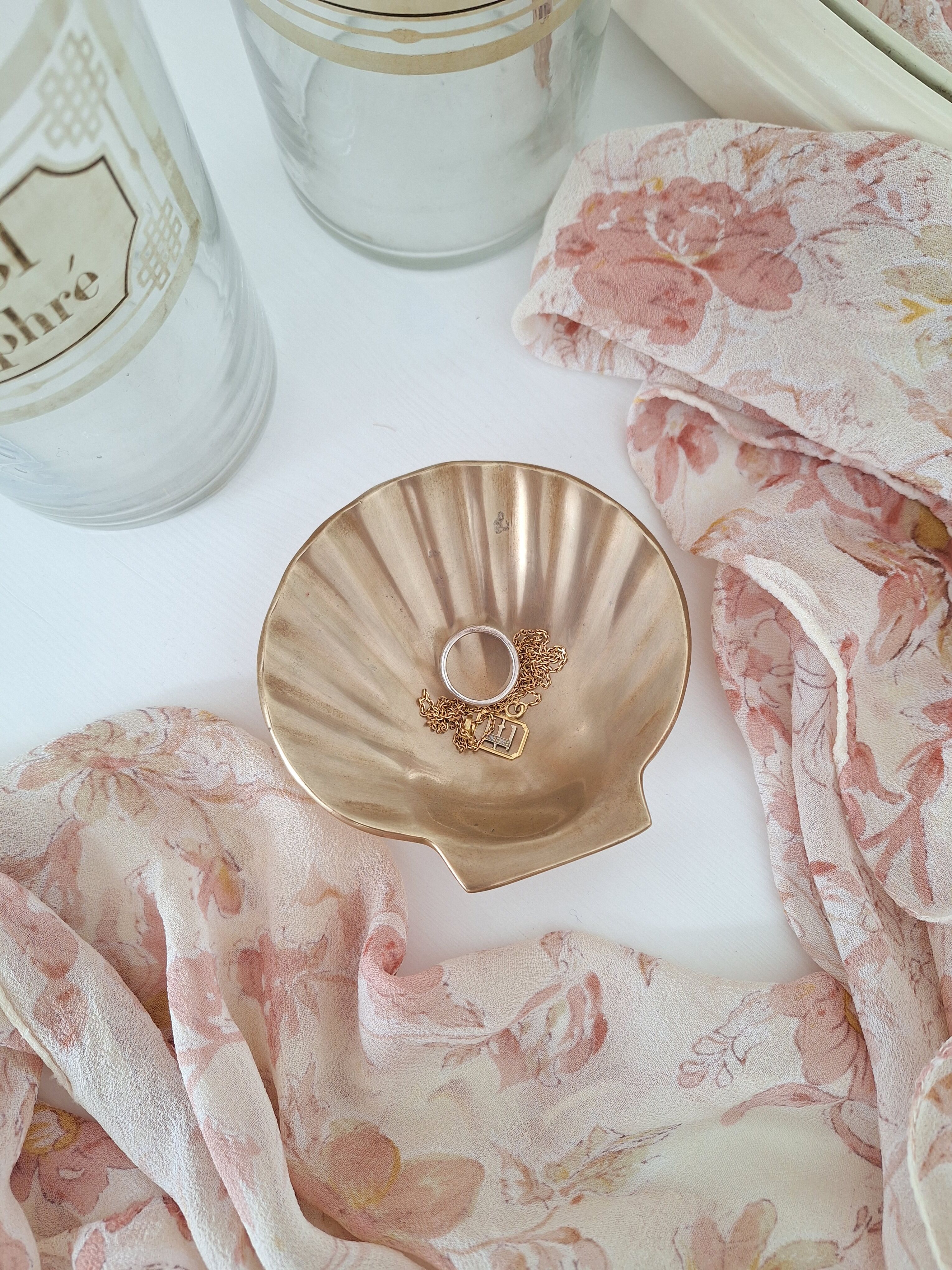 Shell-shaped brass catchall.