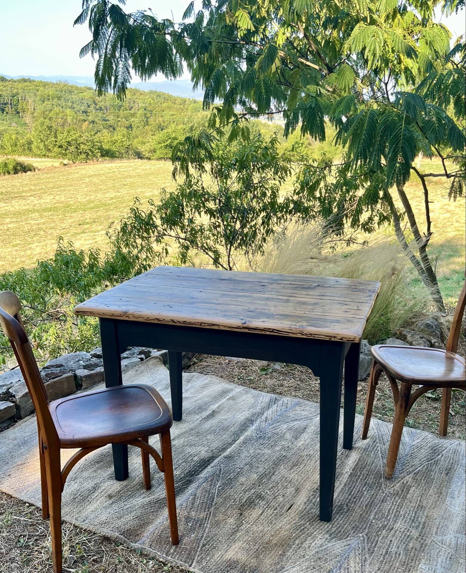 Table de ferme rénovée noire et bois brut