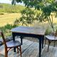 Table de ferme rénovée noire et bois brut