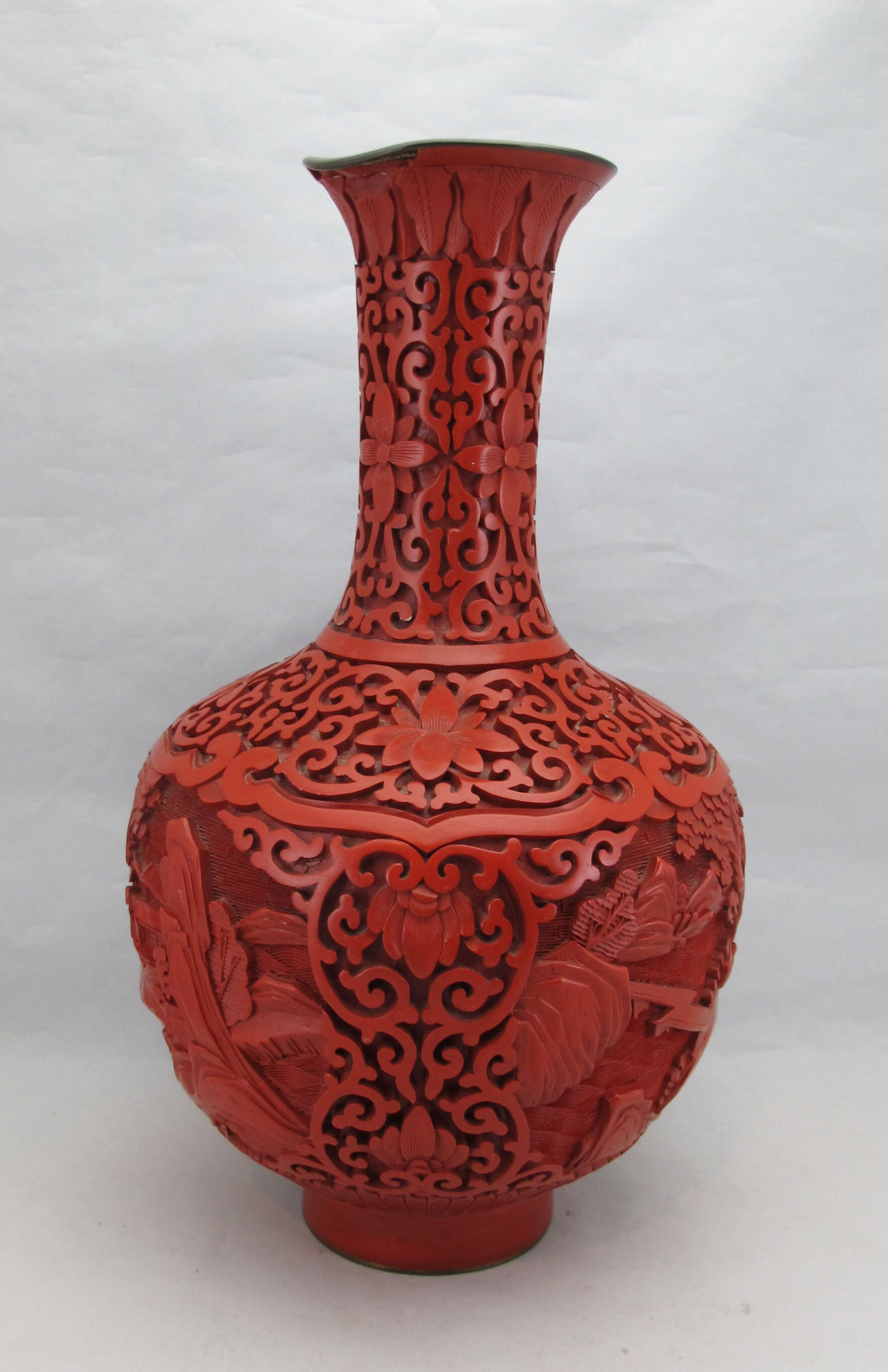 Chinese vase in red lacquer