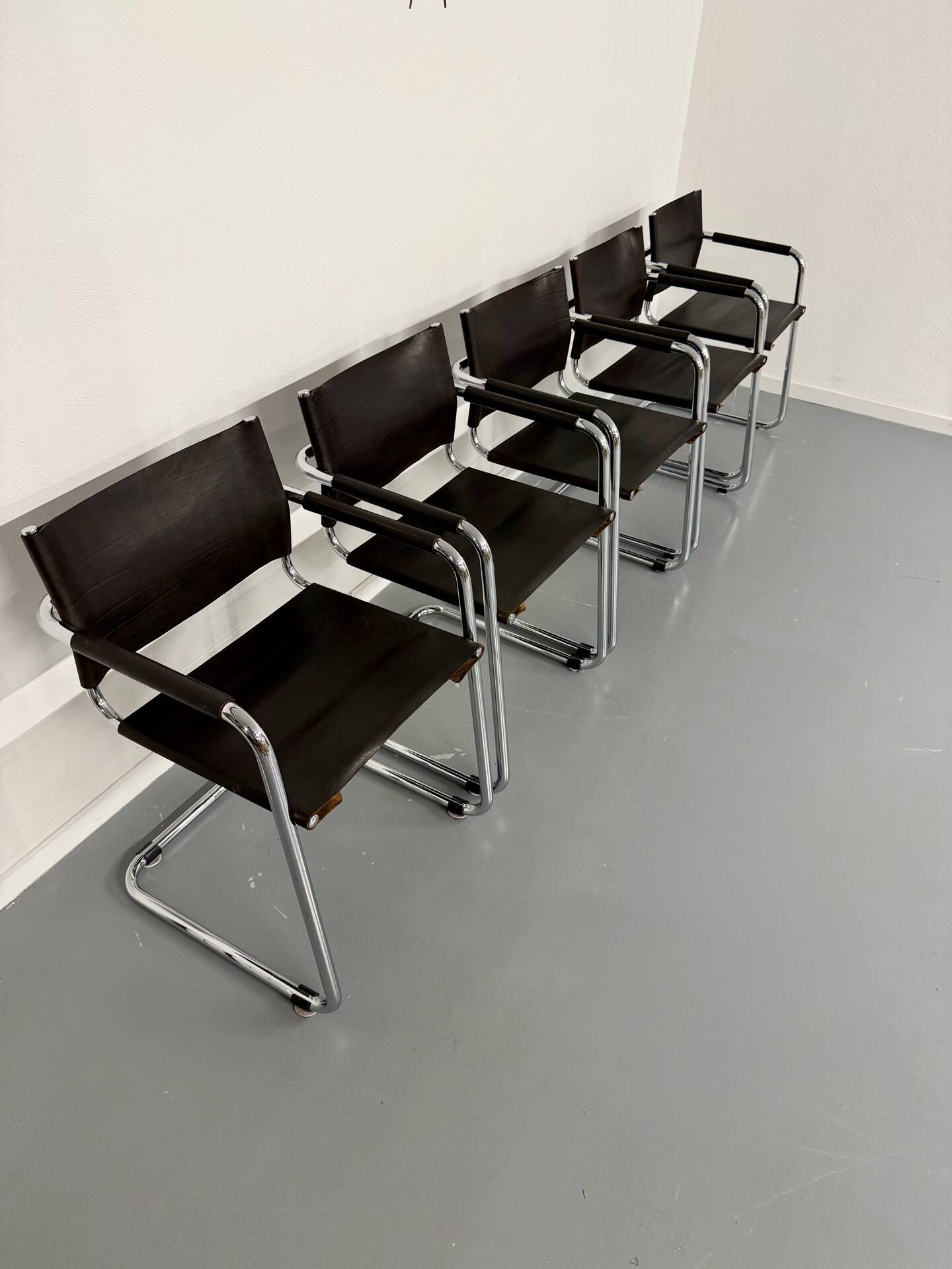 Lot of 5 tubular metal leather chairs, Bauhaus design, vintage 1970s.