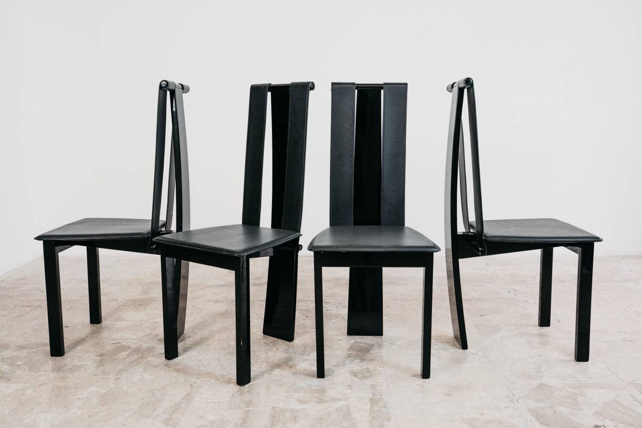 Ensemble de 4 chaises de salle à manger postmodernes design années 80 vintage.