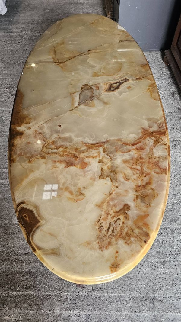 Table basse sculptée en onyx et laiton