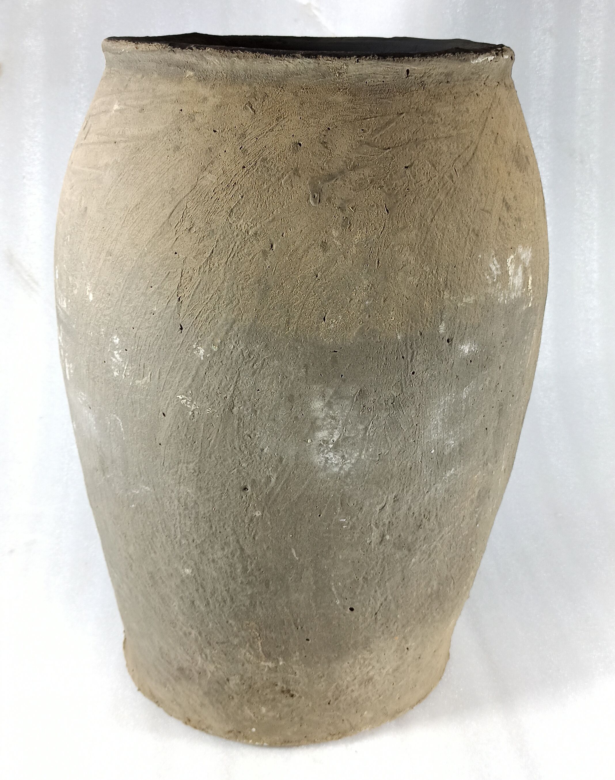 Old terracotta pot / grey jar