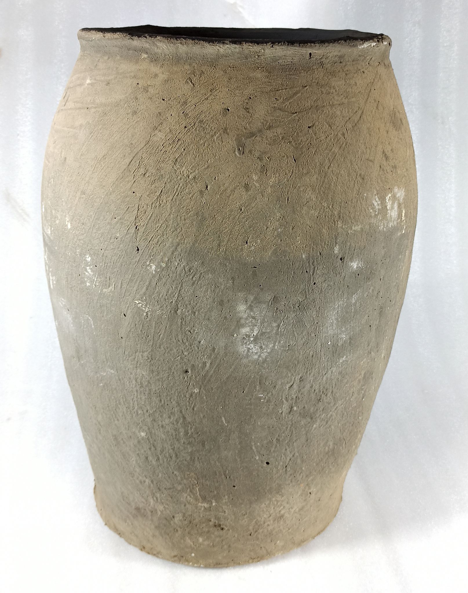 Old terracotta pot / grey jar