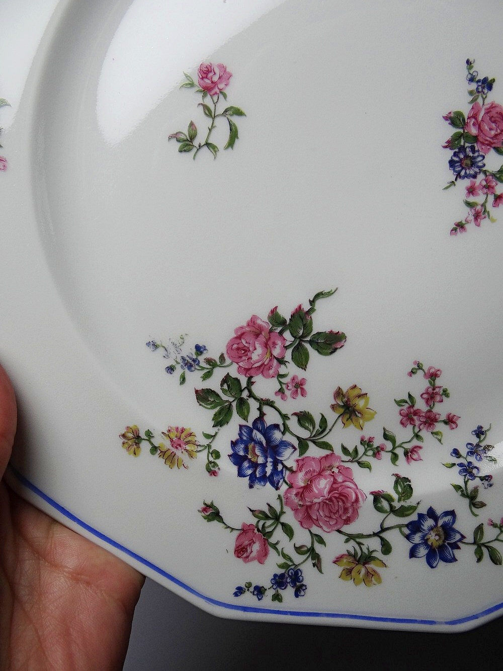 4 flat plates by Bernardaud, Limoges porcelain, floral decoration from the 1920s to 1950s.
