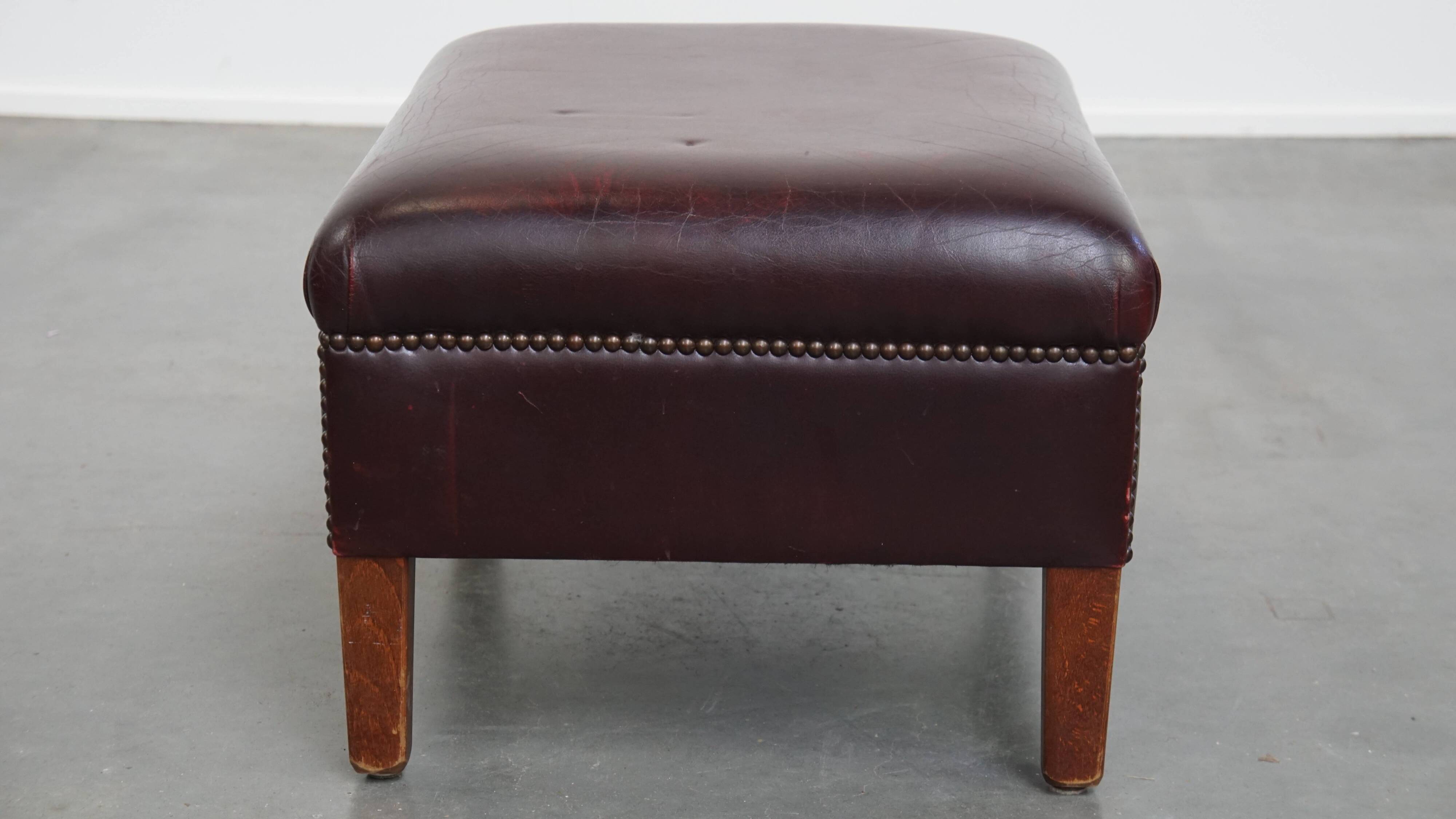Ensemble de 2 fauteuils à oreilles en cuir de vachette + pouf de style anglais