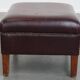 Ensemble de 2 fauteuils à oreilles en cuir de vachette + pouf de style anglais