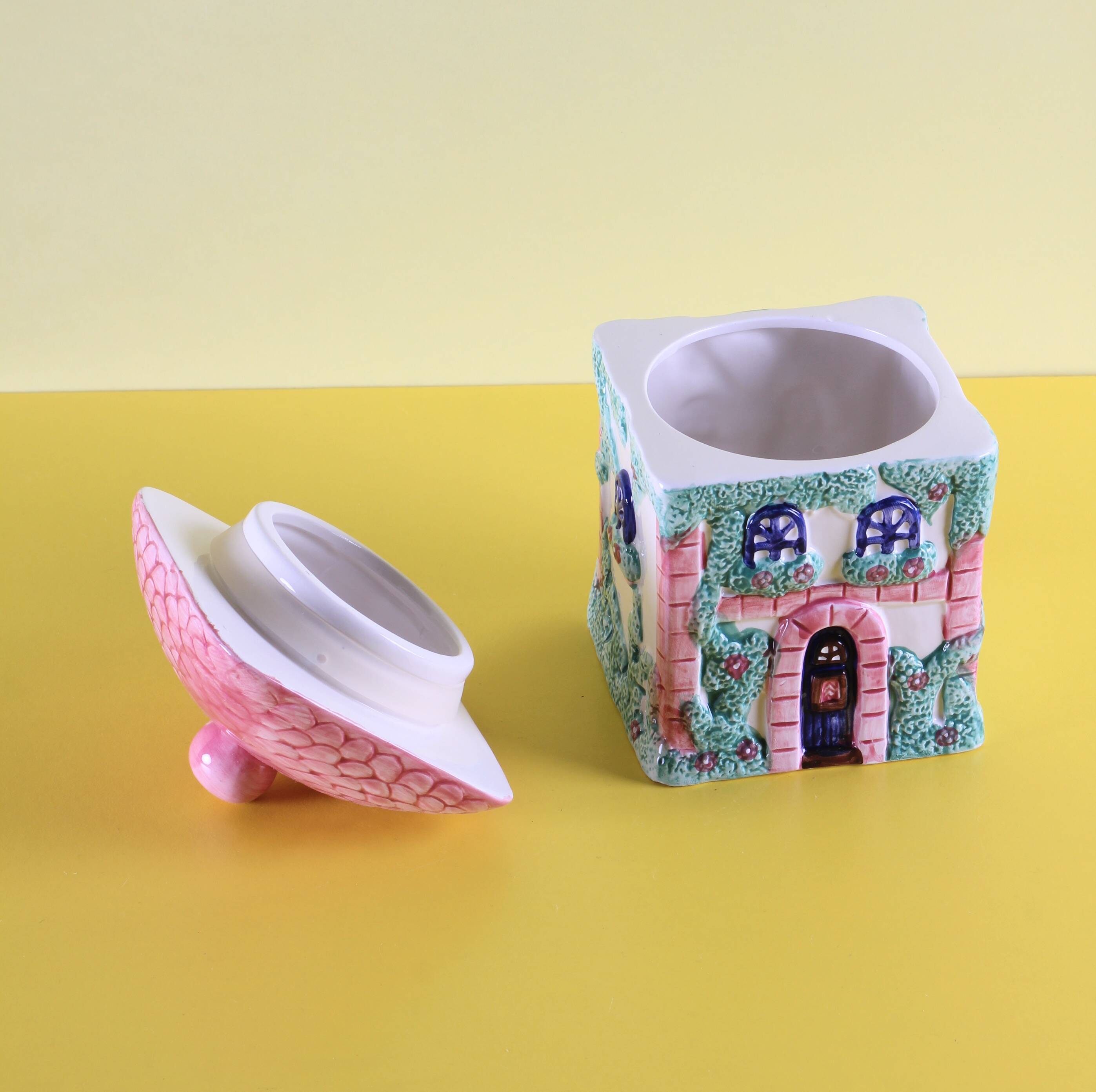 Boîte en céramique en forme de maison
