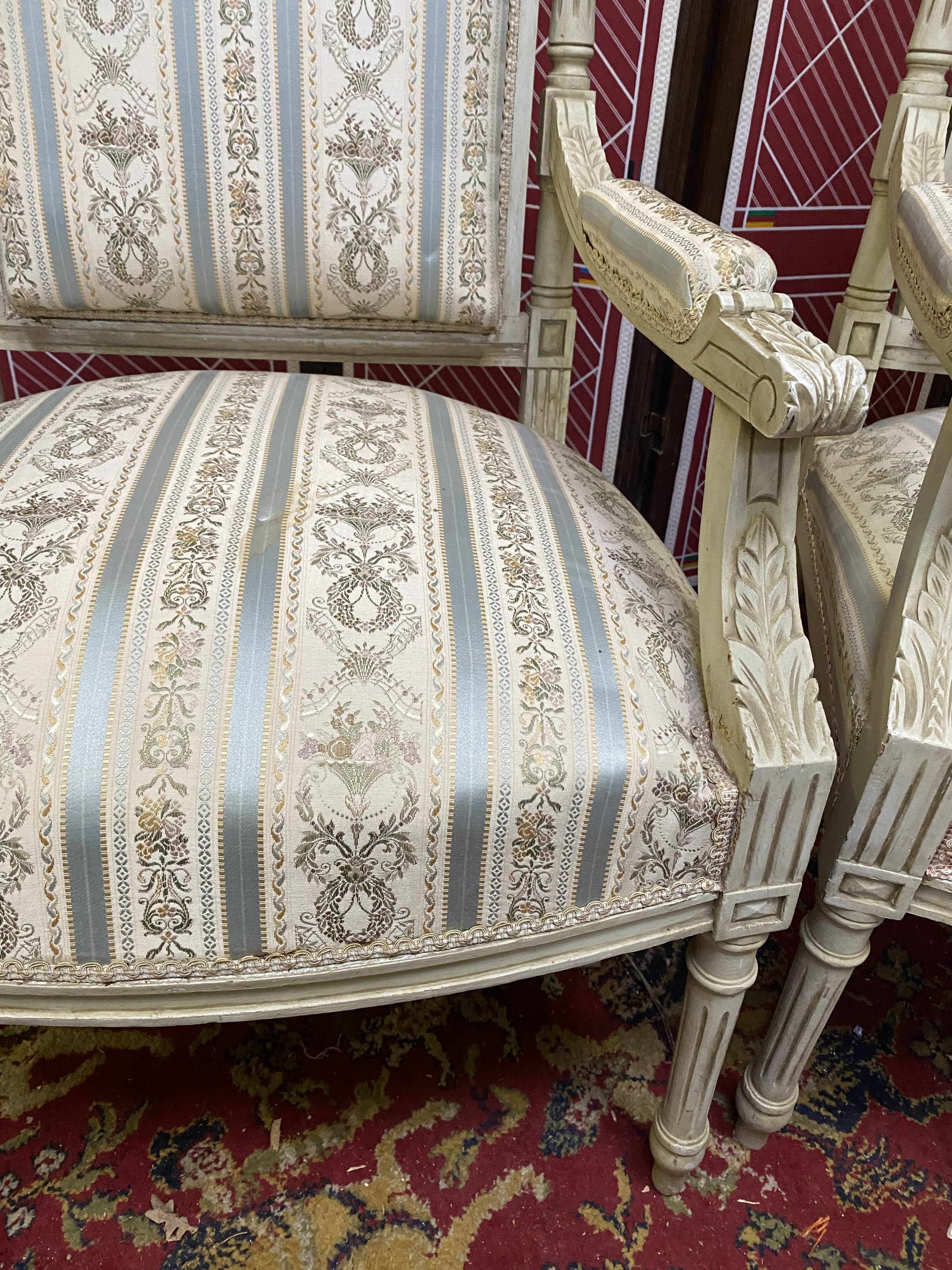 Paire de fauteuils style Louis XVl sculptés avec tissus et soieries d’origine