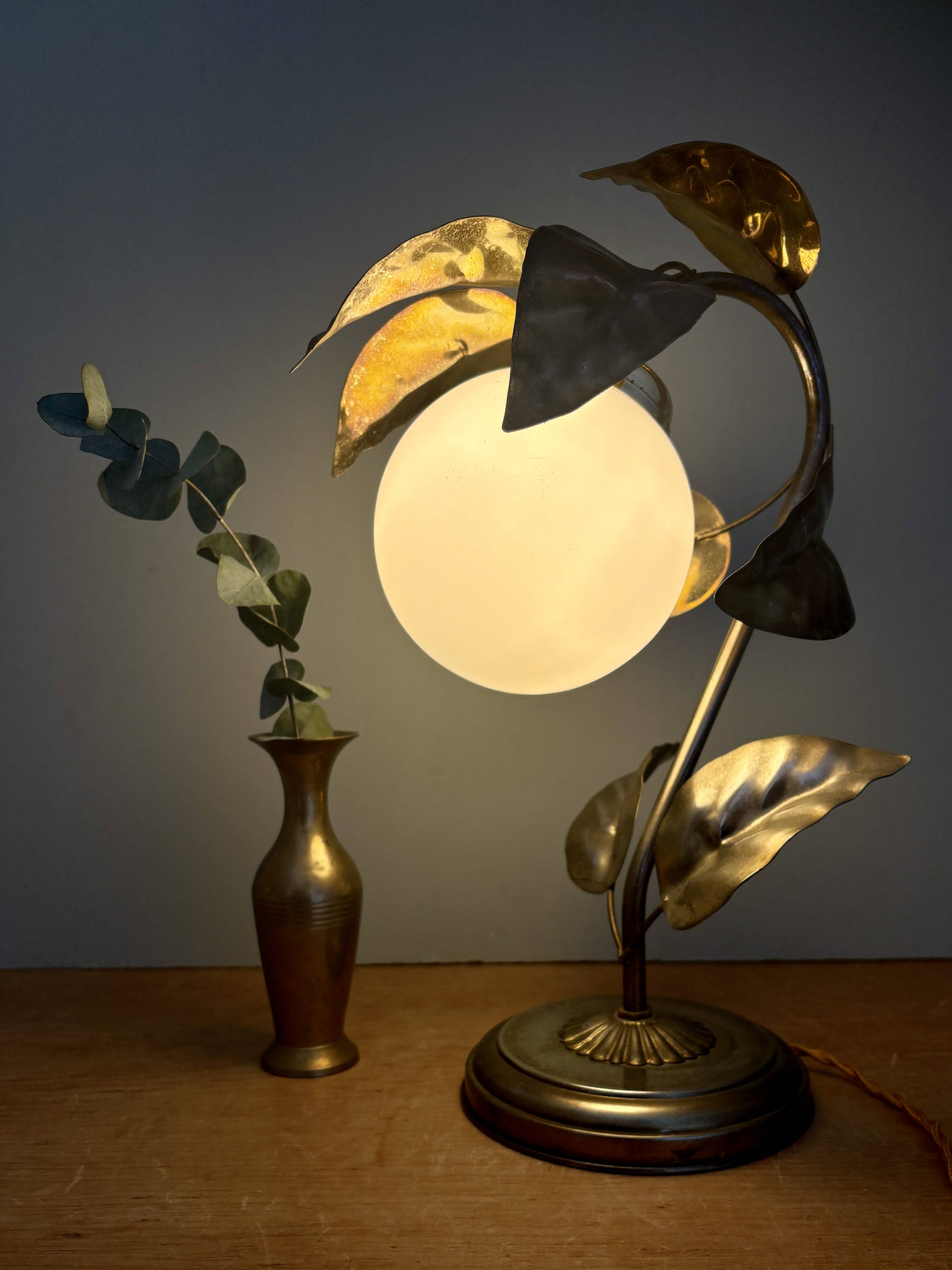 Vintage lamp with leaves in gilded brass and white opaline globe